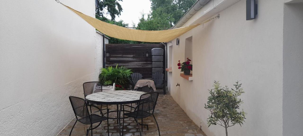 Le Dionysien *** Villa Saint-Denis-de lʼHôtel Екстериор снимка