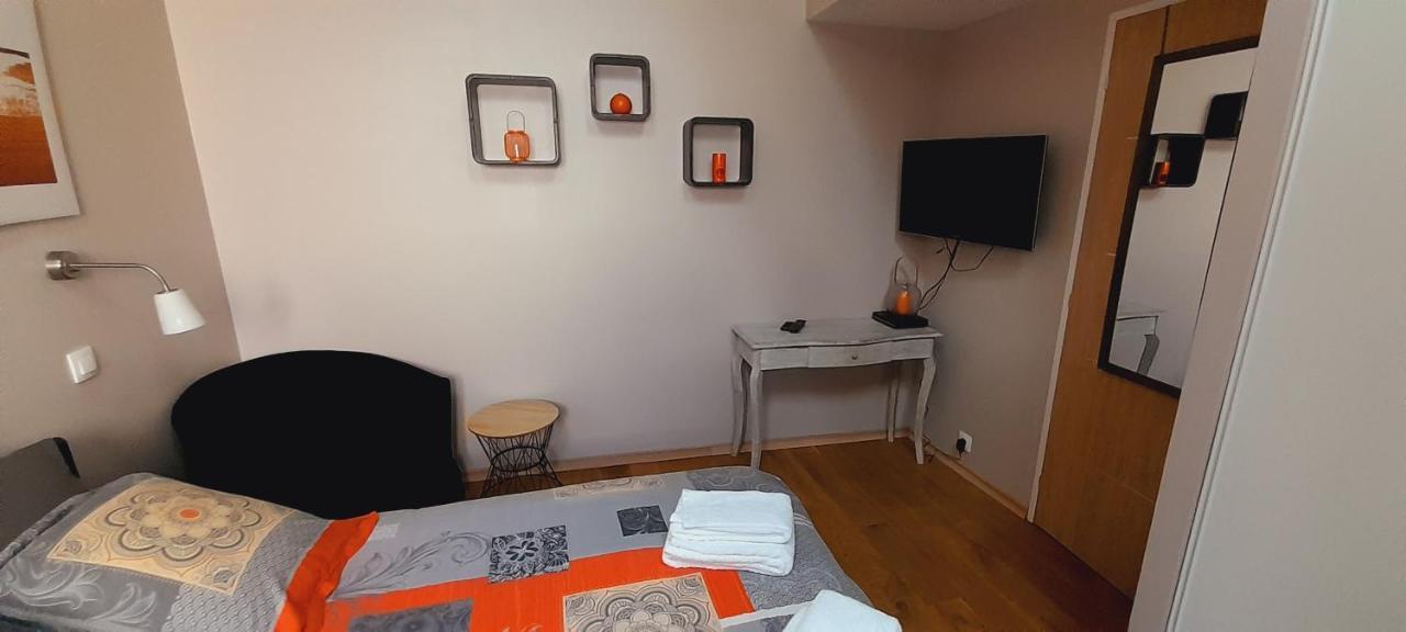 Le Dionysien *** Villa Saint-Denis-de lʼHôtel Екстериор снимка